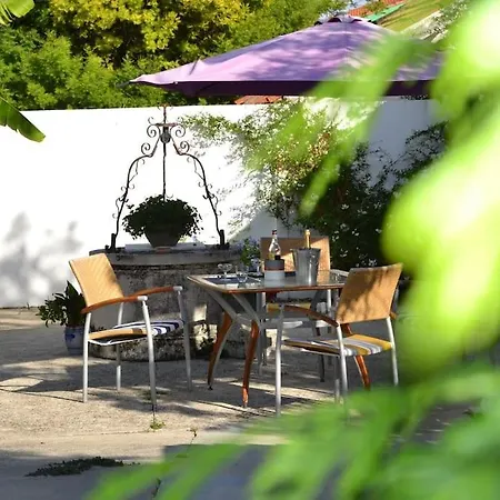 Verdure, Calme Et Lumiere Au Chateau D'oleron *